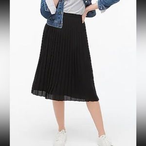 Women's black pleated midiskirt